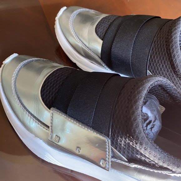 Alexander McQueen designer trainers. - Picture 6 of 8